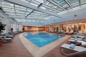 室內泳 池、室外泳池；泳池傘、躺椅