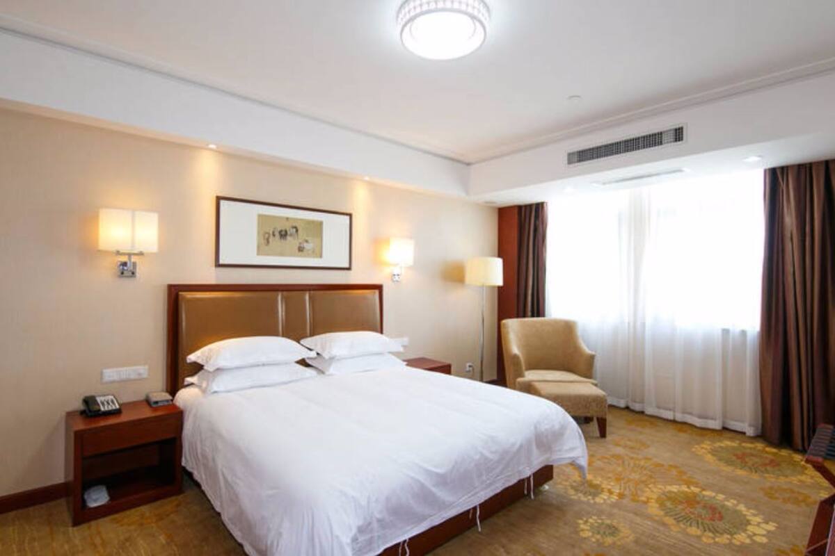 Deluxe Suite | Desk, blackout drapes, iron/ironing board (on request), WiFi (free)