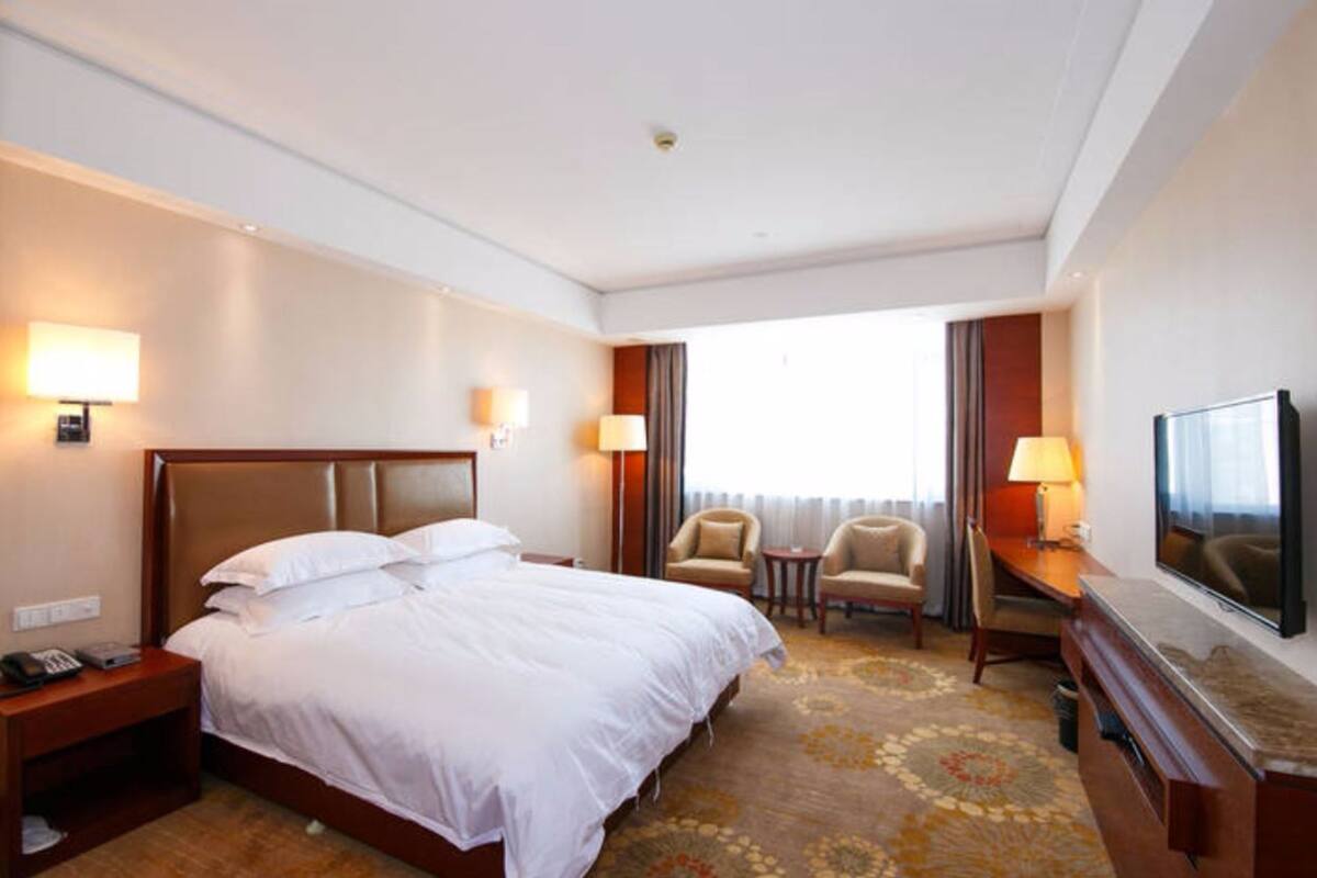 Business Double Room | Desk, blackout drapes, iron/ironing board (on request), WiFi (free)