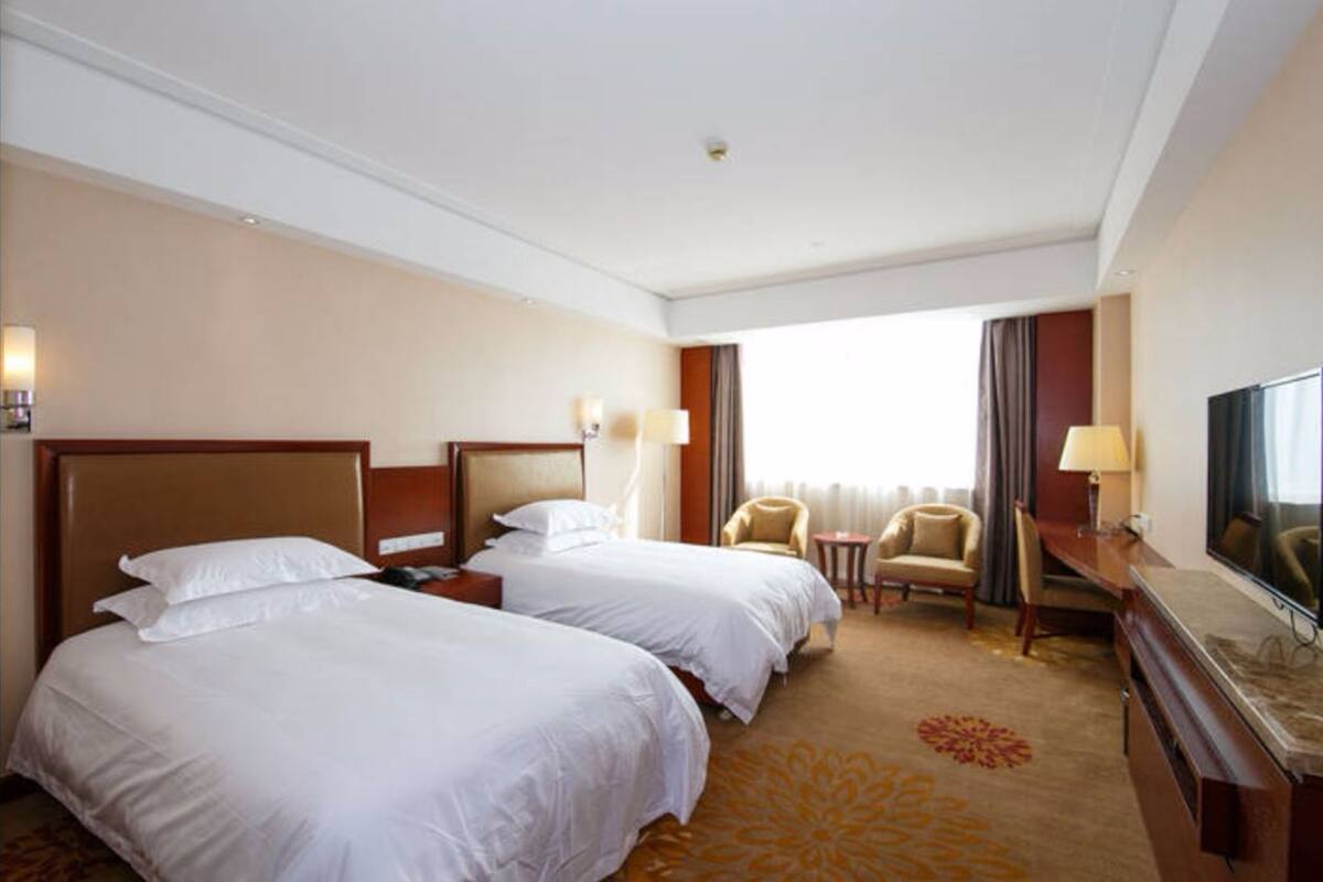 Business Twin Room | Desk, blackout drapes, iron/ironing board (on request), WiFi (free)