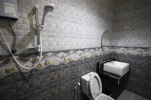Standard Room | Bathroom | Shower, free toiletries, hair dryer - Windy Home (Tha Mai)