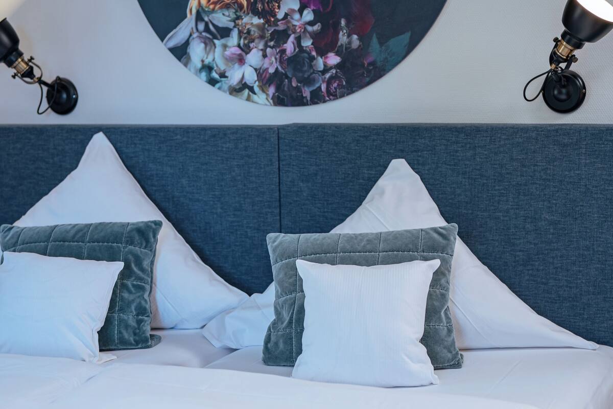 Premium bedding, in-room safe, desk, blackout drapes