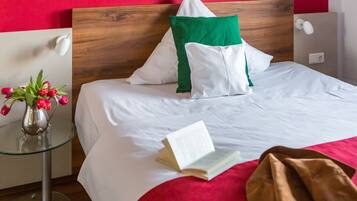 Hochwertige Bettwaren, Zimmersafe, Schreibtisch, VerdunkelungsvorhÀnge