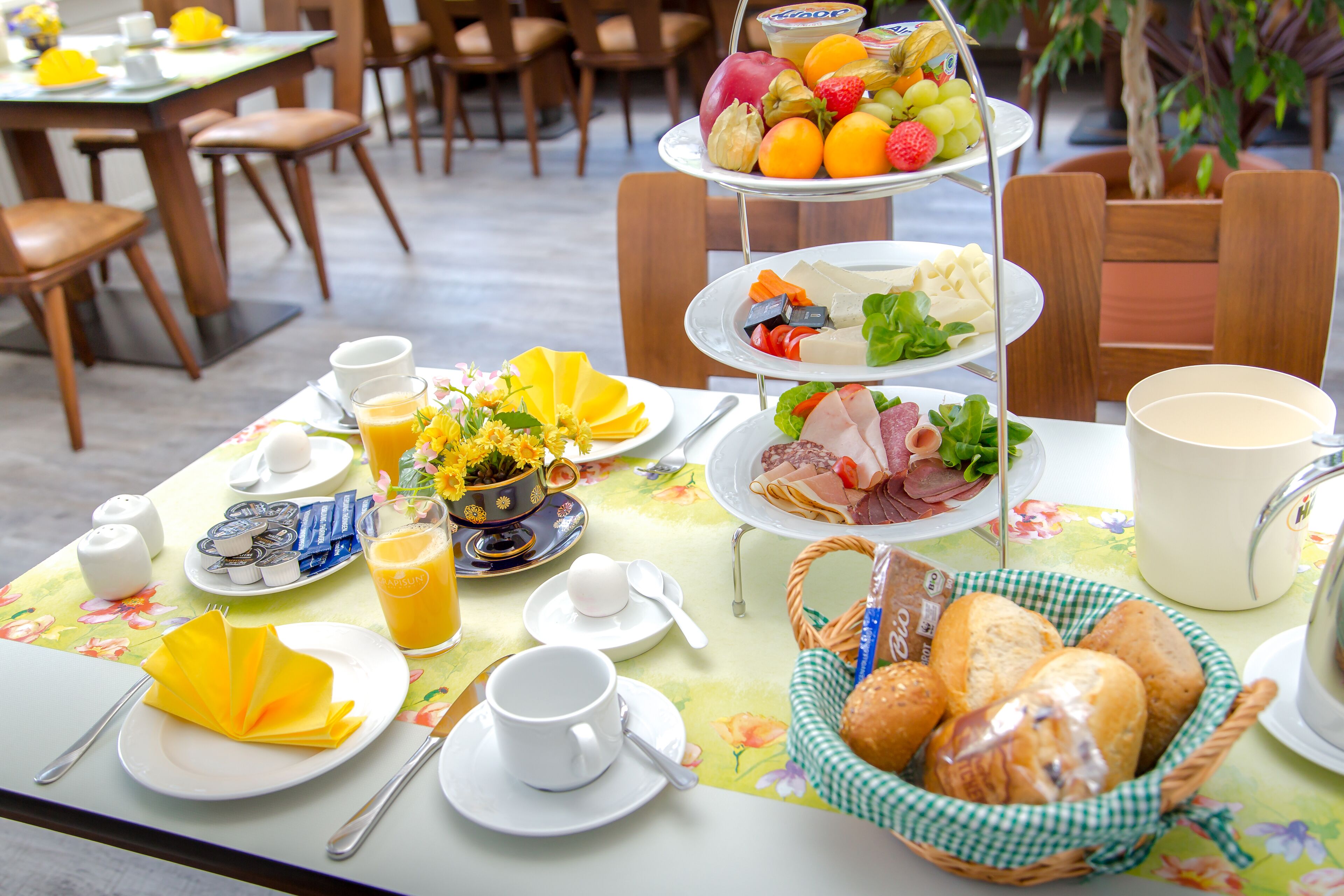 Desayuno buffet (EUR 12 por persona) 