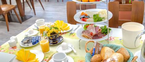 Petit déjeuner buffet (12 EUR par personne)