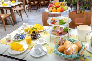 Petit déjeuner buffet (12 EUR par personne)