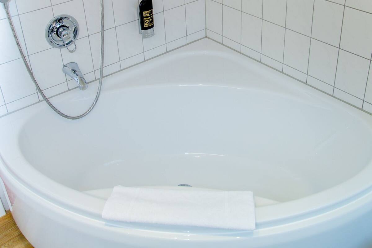 junior suite, balcony, park view | bathroom | free toiletries, hair dryer, towels, soap