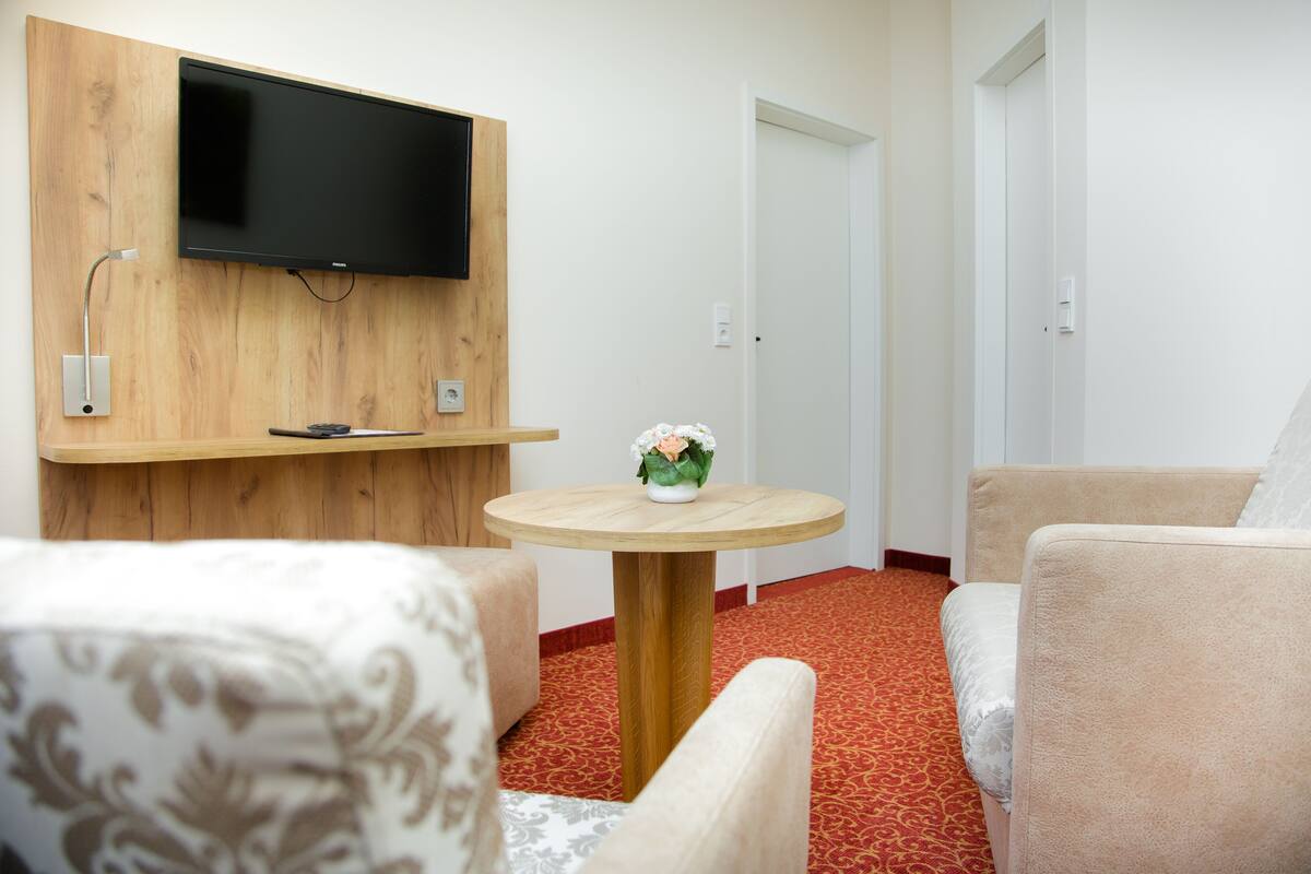 junior suite | desk, laptop workspace, free wifi, bed sheets