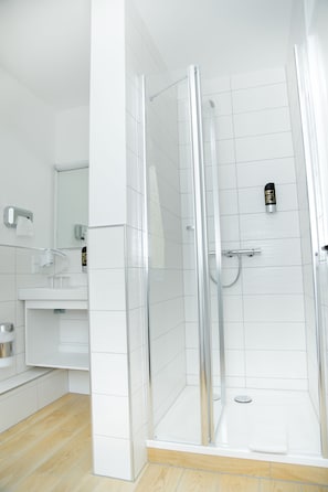 Family Room, 2 Bedrooms, Non Smoking, Park View | Bathroom | Free toiletries, hair dryer, towels, soap - Waldhotel Friedrichroda (Friedrichroda)