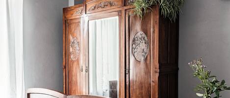 مكتب وواي فاي مجانًا وملاءات أسرّة