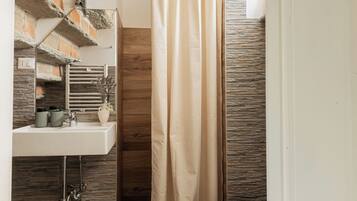 Quarto solteiro básico, 1 quarto, no jardim | Banheiro | Chuveiro, produtos de toalete grátis, secador de cabelo