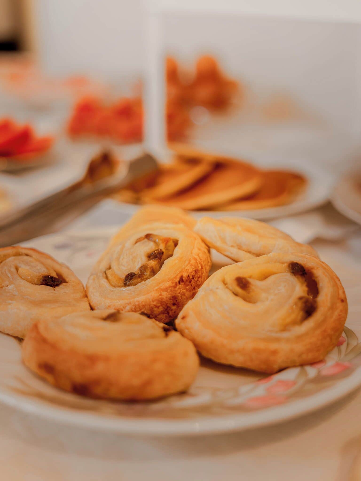 Un piatto di pasticcini con decorazioni a spirale, forse cinnamon rolls, su un tavolo.