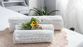 Camera quadrupla, 1 camera da letto, lato giardino | Una scrivania, Wi-Fi gratuito, lenzuola