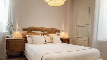 Quarto casal luxo, 1 quarto, no jardim | Escrivaninha, Wi-Fi de cortesia, roupa de cama