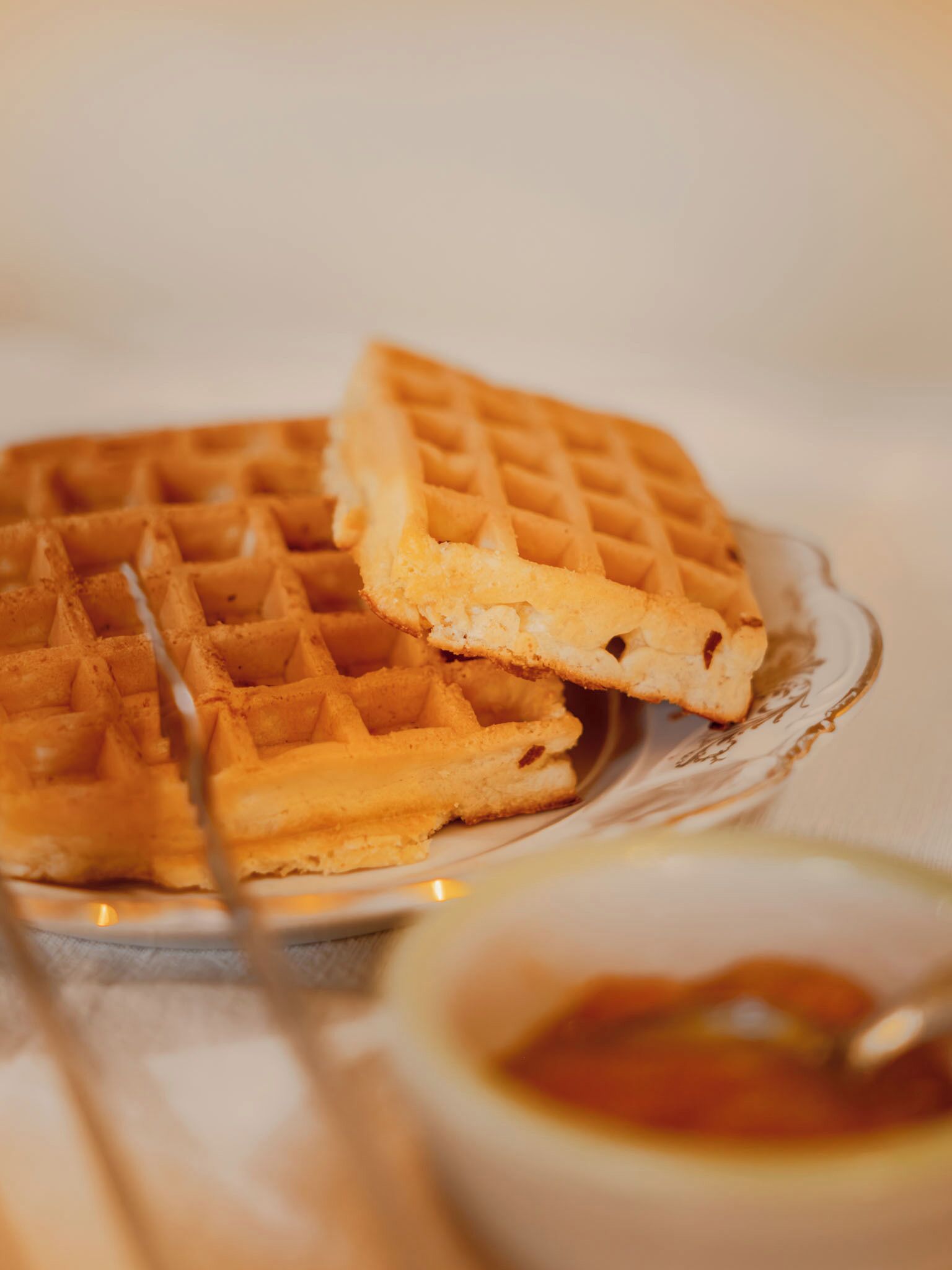 Een wafel met siroop op een bord.