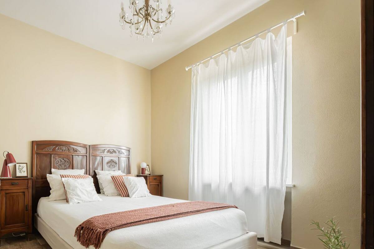 Escritorio, wifi gratis, ropa de cama