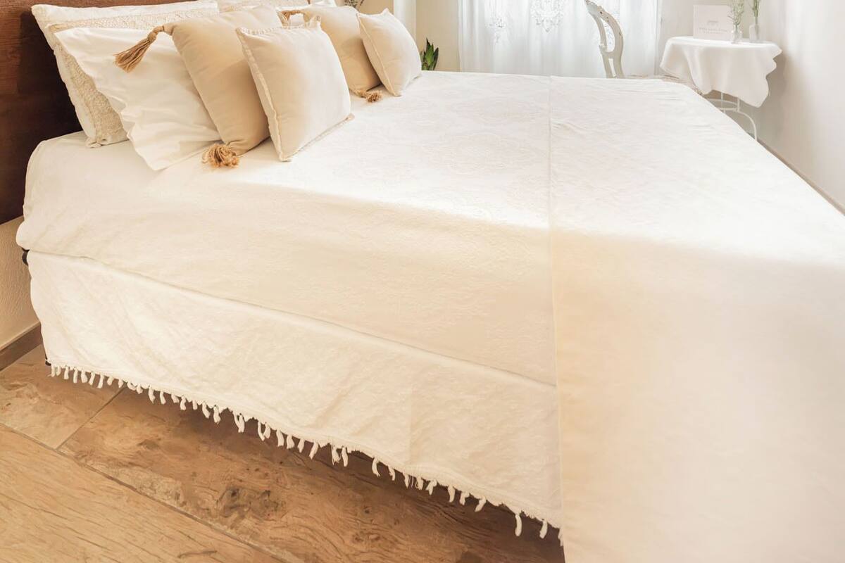 Habitación cuádruple, 1 habitación, en la zona del jardín | Escritorio, wifi gratis, ropa de cama