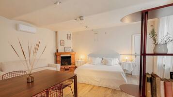 Studio, Garden View | Desk, WiFi (free), bed sheets