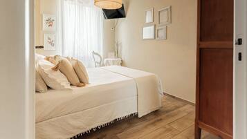 Vierpersoonskamer, 1 slaapkamer, tuin | Een bureau, gratis wifi, beddengoed