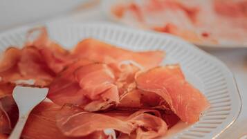 Un plato con lonchas de carne curada.