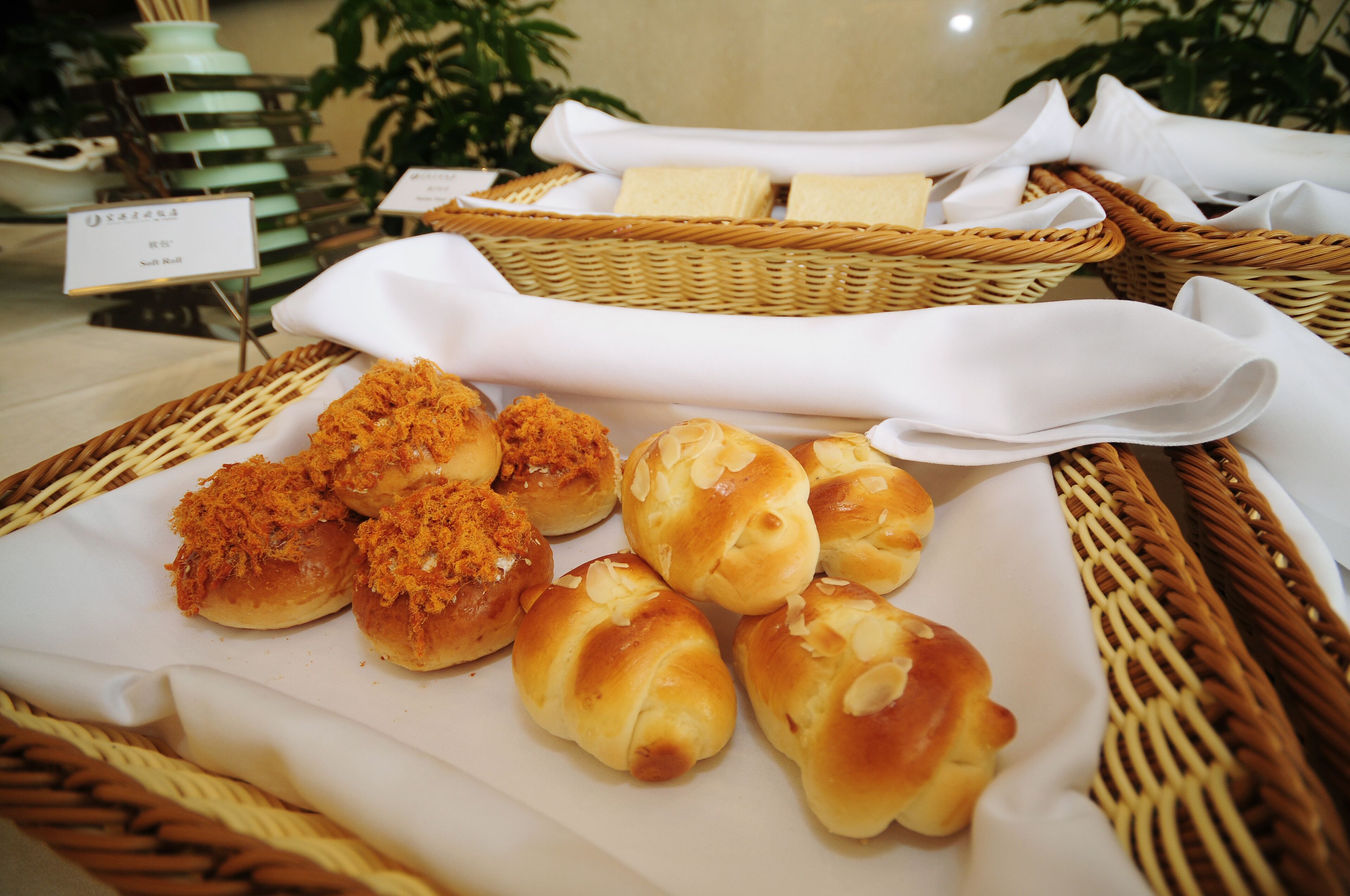 daily buffet breakfast (cny 68 per person)