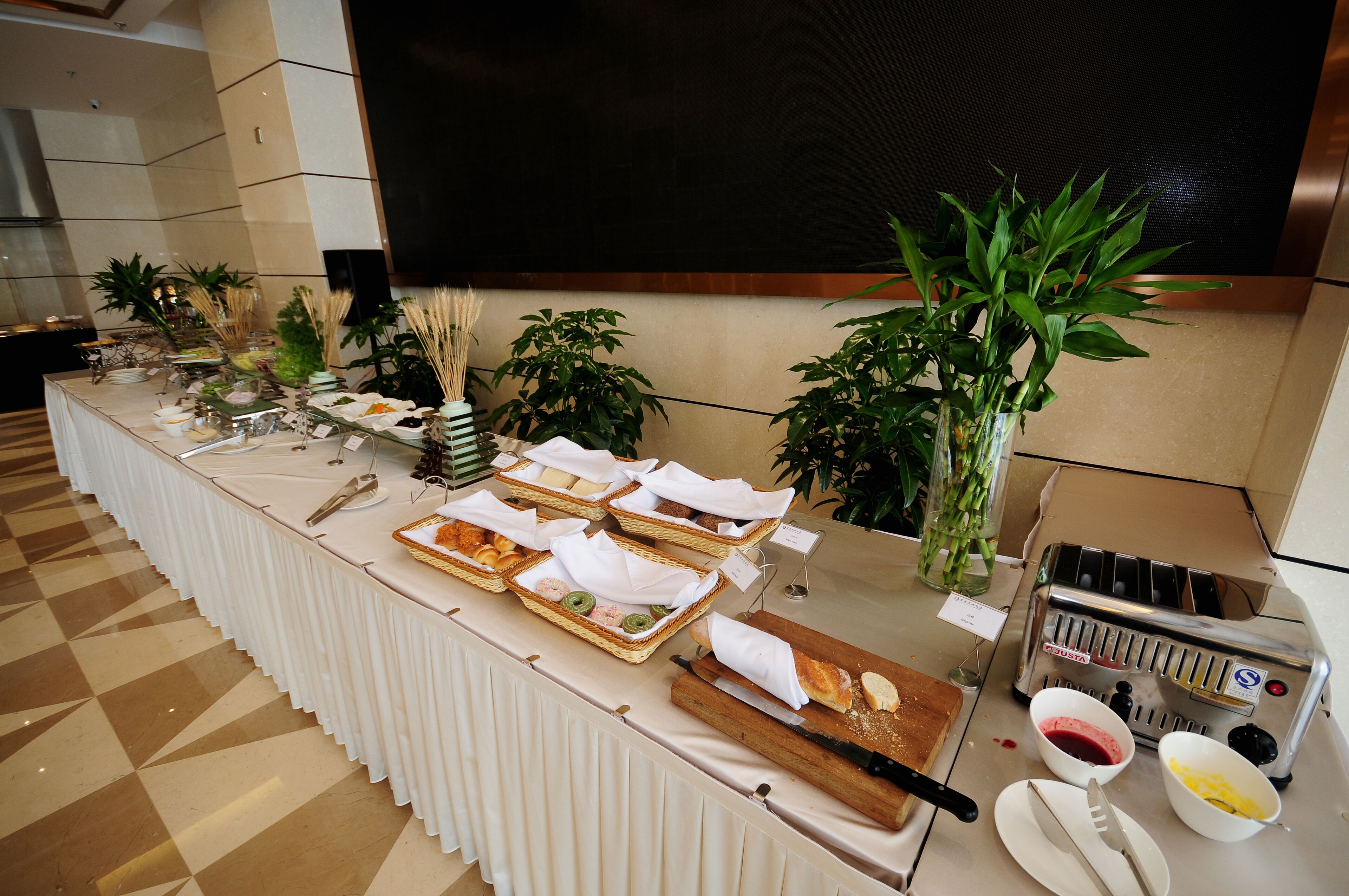 daily buffet breakfast (cny 68 per person)