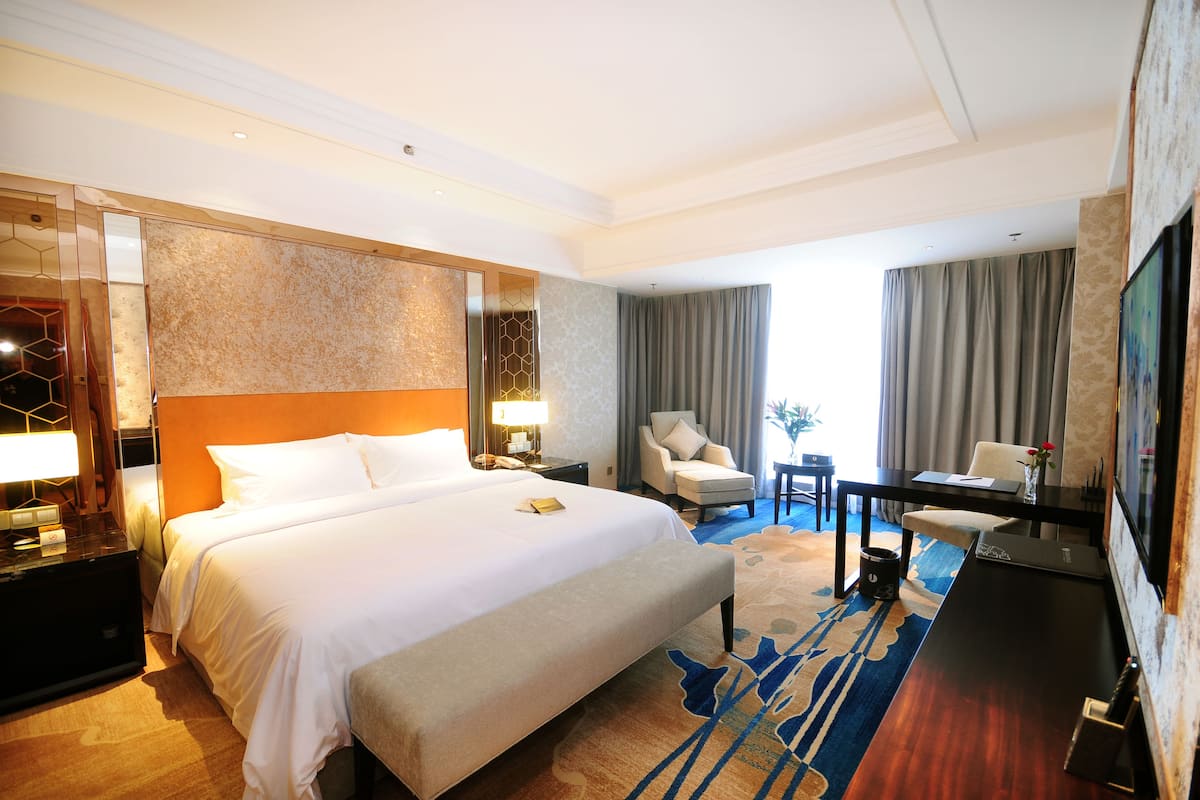 executive suite | desk, blackout curtains, free wifi, wheelchair access