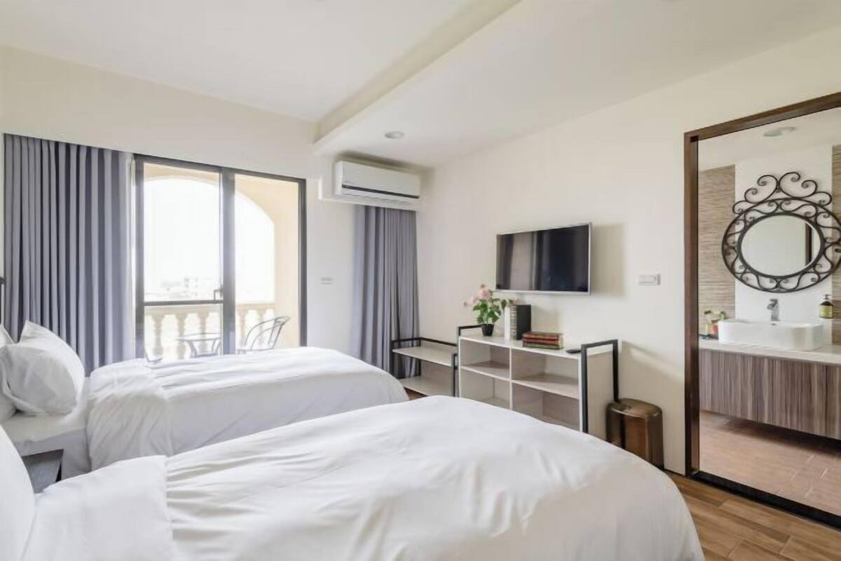 Blackout drapes, soundproofing, free WiFi, bed sheets