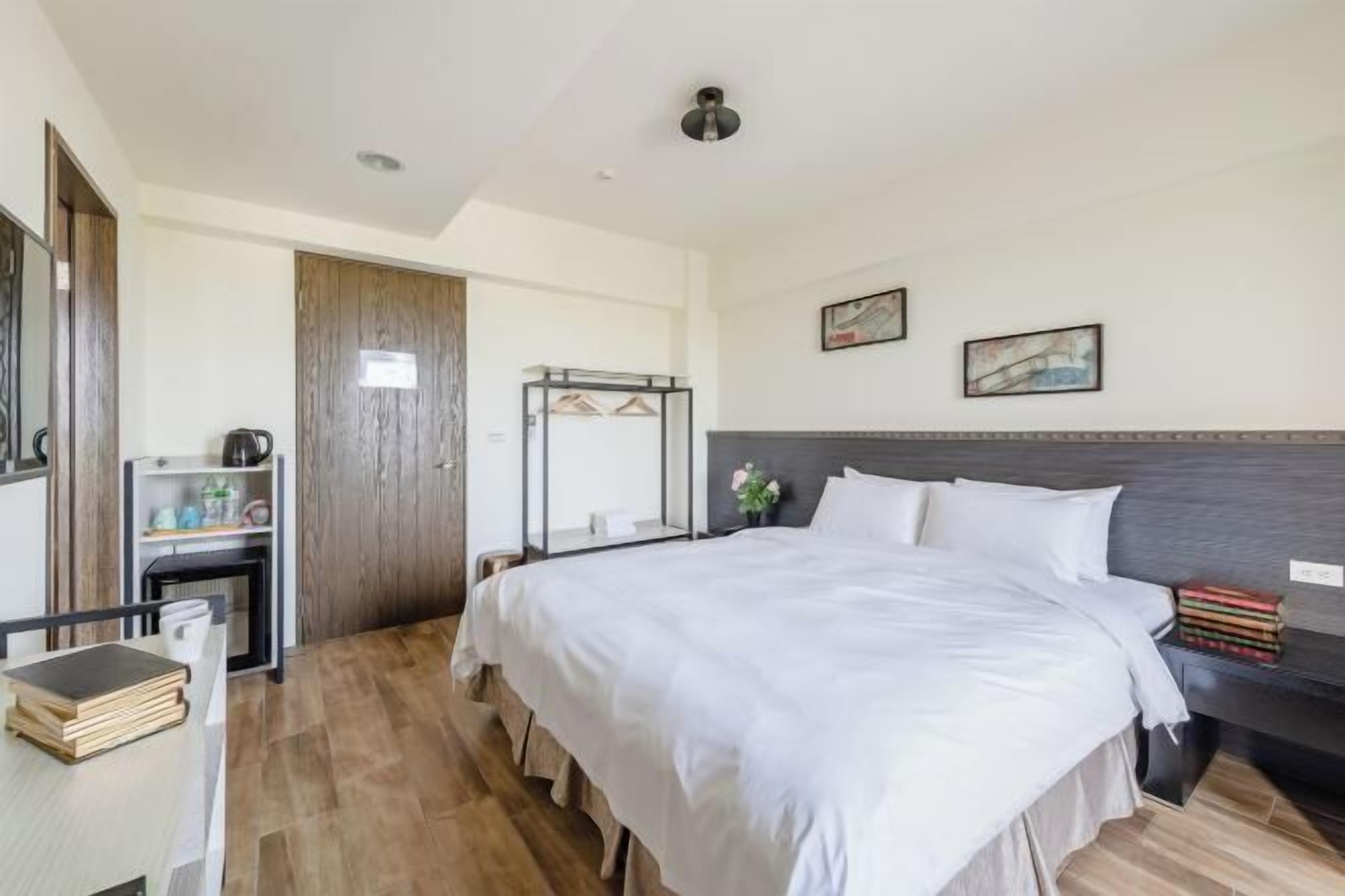 ستائر تعتيم وتجهيزات عازلة للصوت وواي فاي مجانًا وملاءات أسرّة