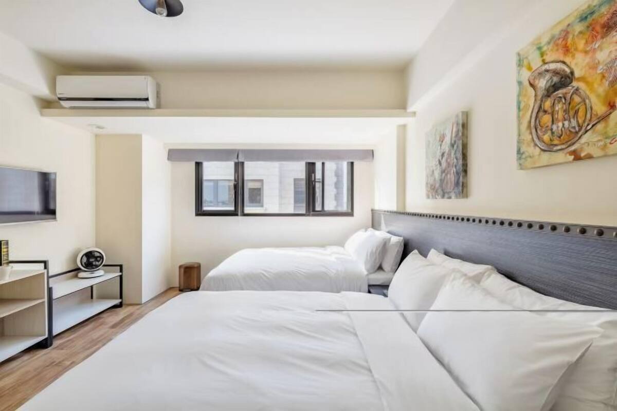 Blackout drapes, soundproofing, free WiFi, bed sheets