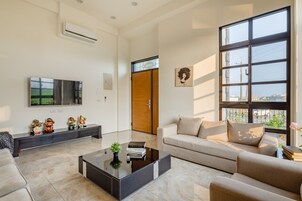 Villa | Blackout drapes, soundproofing, free WiFi, bed sheets
