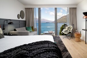 QT Remarkables Lakeview King | Premium bedding, down comforters, memory foam beds, minibar