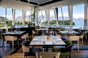LUXE PICK Lake King with Free Buffet Breakfast & 1pm Check Out | Restaurant | Breakfast served - QT Queenstown (Queenstown)
