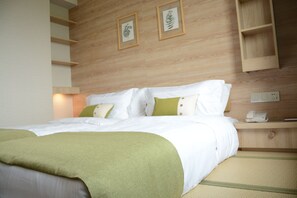 Escritorio, cortinas blackout y wifi gratis 