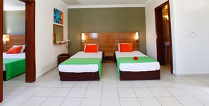 Skrivebord, strykejern/-brett og barnesenger (inkludert)