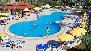 2 utendørsbassenger, bassengparasoller og solsenger