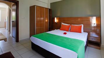 Skrivebord, strykejern/-brett og barnesenger (inkludert)