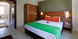 Bureau, fer et planche à repasser, lits bébé (gratuits)