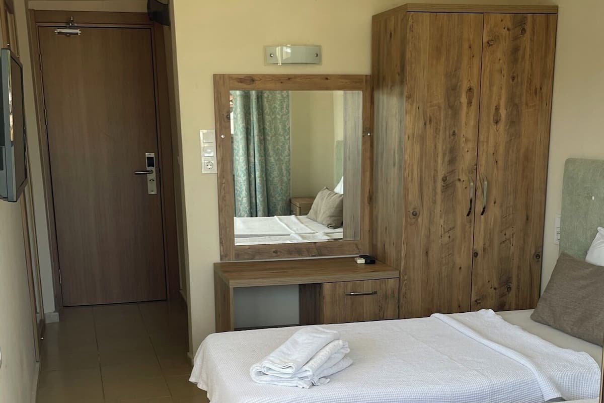 Standard Double or Twin Room | Desk, free WiFi