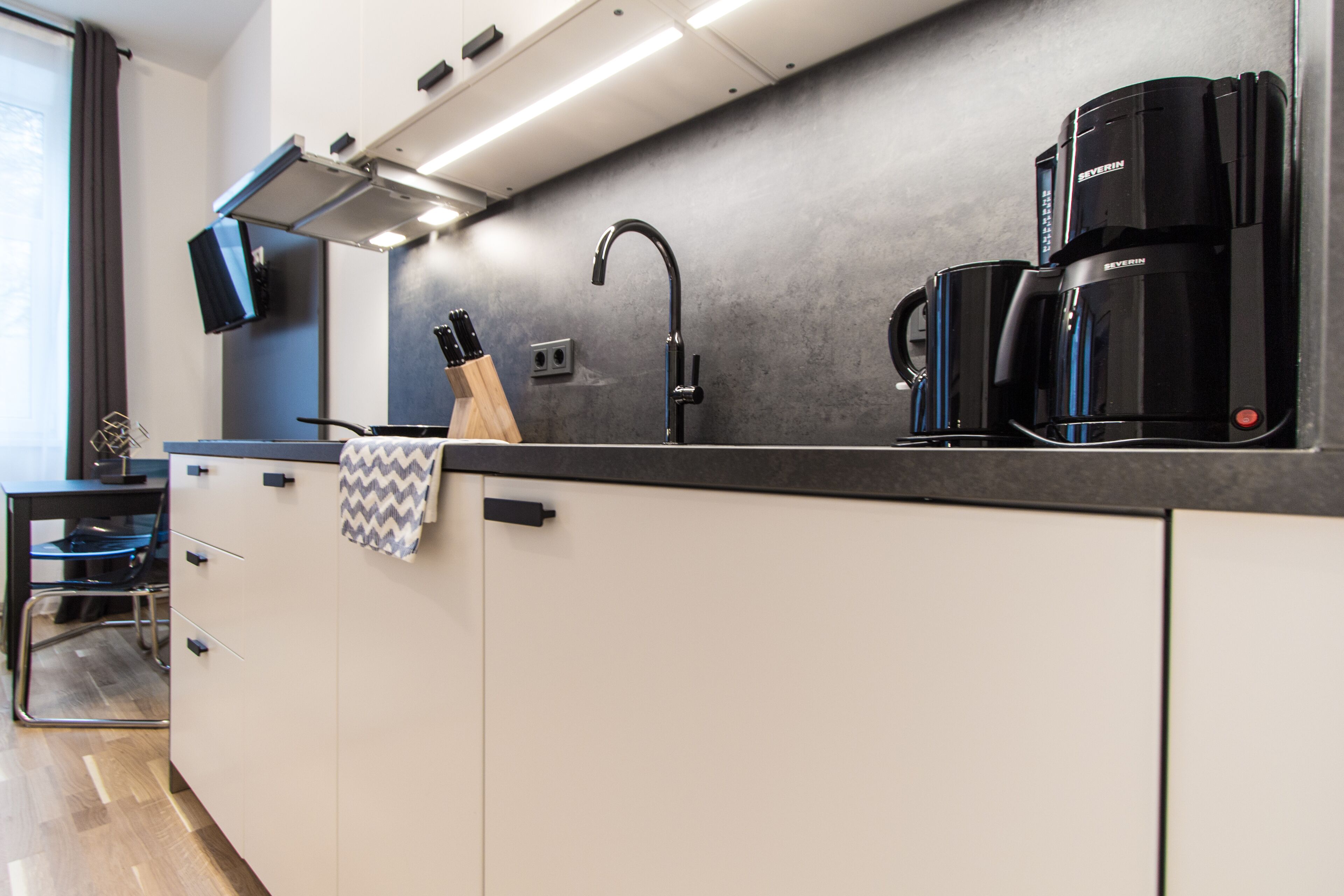 Departamento estándar, 1 cama Queen size, cocina | Cocineta privada | Refrigerador, microondas, parrilla de estufa y lavavajillas 