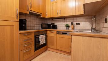 Grand Apartment, 3 Bedrooms, Kitchen | Private kitchen | Fridge, microwave, stovetop, dishwasher