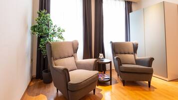 Grand-Apartment, 3 Schlafzimmer, Küche | Wohnbereich | 32-Zoll-Flachbildfernseher mit Kabelempfang, Fernseher