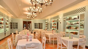 Phục vụ bữa sáng, bữa trưa và bữa tối 