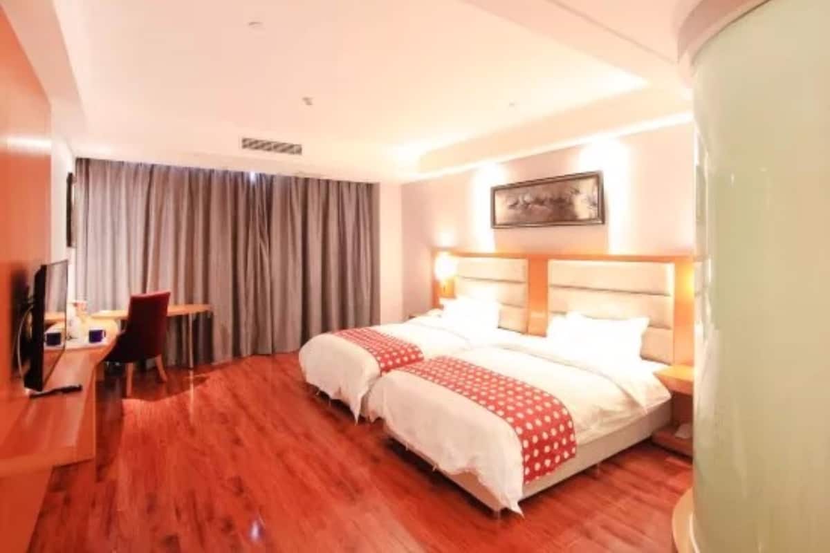 Standard Twin Room (Internal Window) | Desk, blackout curtains, iron/ironing board (on request), free WiFi
