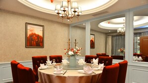 Phục vụ bữa sáng, bữa trưa và bữa tối 