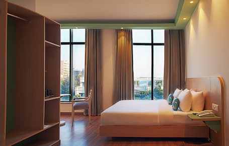 Executive Suite | 1 bedroom, in-room safe, desk, free WiFi