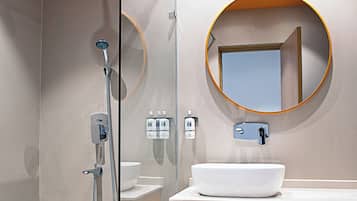 Superior Twin Room | Bathroom | Shower, free toiletries, towels