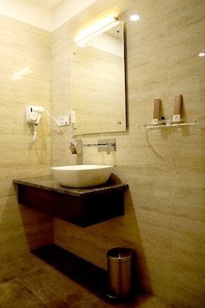 Douche, articles de toilette gratuits, chaussons, serviettes fournies