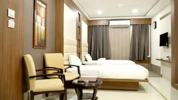 Superior Triple Room | 1 bedroom, premium bedding, in-room safe, desk