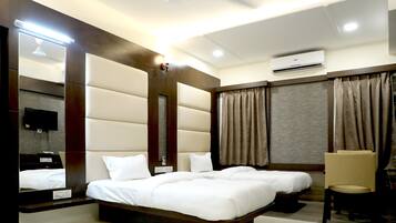 Superior Triple Room | 1 bedroom, premium bedding, in-room safe, desk